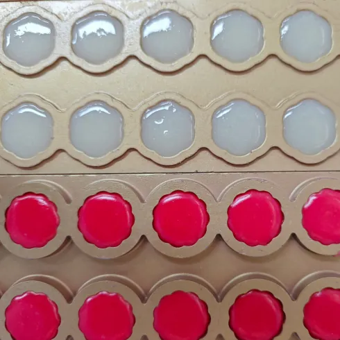 Gummy mold trials with red and other sample colors for beetroot serving-size planning