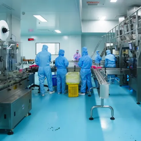 Cleanroom production team supporting biotin gummies R&D and mass-production adaptation, backed by more than 15 pharmaceutical professionals for custom brand projects.