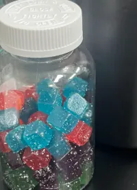 Mixed-color daily iron supplement gummies for customized dosage and serving specifications