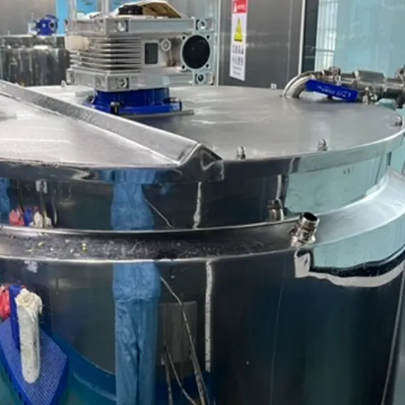 A stainless steel high-shear mixing tank for wholesale magnesium gummy mass production, using continuous stirring and controlled low-temperature processing to limit sedimentation and protect magnesium glycinate stability.