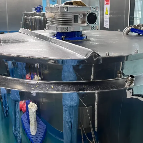 Industrial mixing equipment used for high protein loading in mass-produced protein gummies, combining WPH and WPI, sugar-alcohol premixing and controlled acidification to improve solubility, gelation and uniformity.