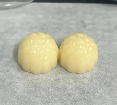 Smooth light-golden gummies for a sugar-free vegan turmeric gummy formula