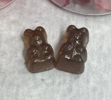 Amber-brown bear-shaped gummies for a turmeric and black pepper formula