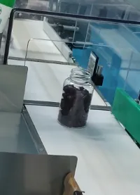 Deep-purple vitamin B12 gummy bottle on a conveyor for a 1000 mcg adult gummy case