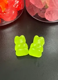 Green bear-shaped gummy samples for vegan women's creatine gummy project development
